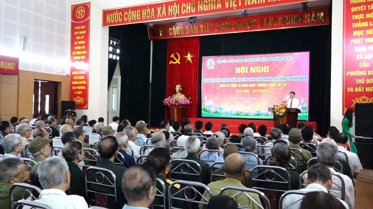 Phường Bồ Đề tổ chức gặp mặt, tặng quà người có công và gia đình chính sách nhân kỷ niệm 78 năm Ngày Thương binh - Liệt sĩ- Ảnh 9.