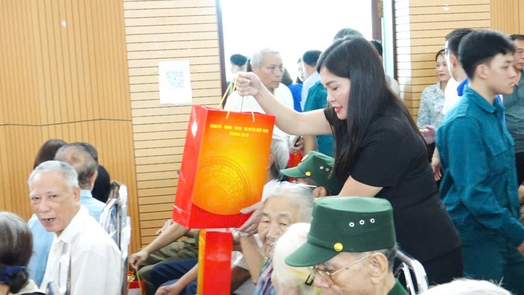 Phường Bồ Đề tổ chức gặp mặt, tặng quà người có công và gia đình chính sách nhân kỷ niệm 78 năm Ngày Thương binh - Liệt sĩ- Ảnh 12.