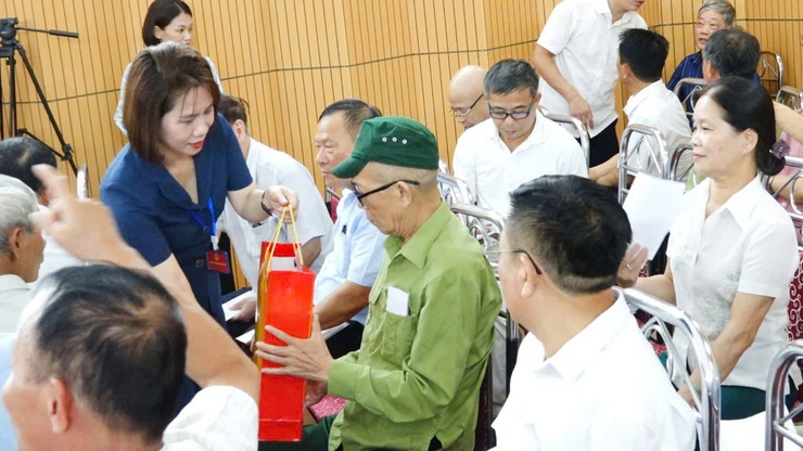Phường Bồ Đề tổ chức gặp mặt, tặng quà người có công và gia đình chính sách nhân kỷ niệm 78 năm Ngày Thương binh - Liệt sĩ- Ảnh 16.