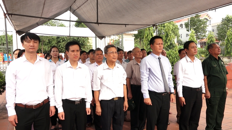 Lãnh đạo Đảng ủy, HĐND, UBND, UB MTTQ xã Hương Sơn tưởng niệm các anh hùng liệt sĩ và kỷ niệm 78 năm ngày thương binh – Liệt sĩ- Ảnh 2.