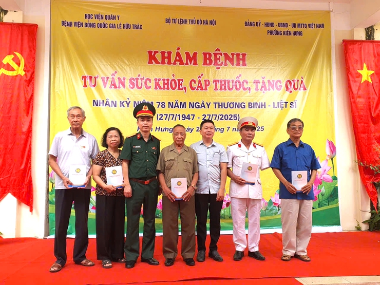 Phường Kiến Hưng tổ chức khám bệnh cấp thuốc cho gia đình chính sách và người có công với cách mạng- Ảnh 2.