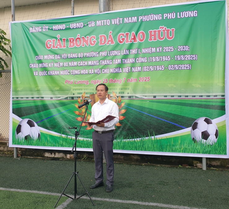 Phường Phú Lương tổ chức giao hữu bóng đá chào mừng Đại hội Đảng bộ phường lần thứ I, nhiệm kỳ 2025 – 2030- Ảnh 2.