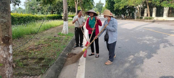 Xã Quang Minh phát động vệ sinh môi trường, khắc phục hậu quã bão số 3 Wipha và chào mừng các sự kiện quan trọng của đất nước- Ảnh 4.
