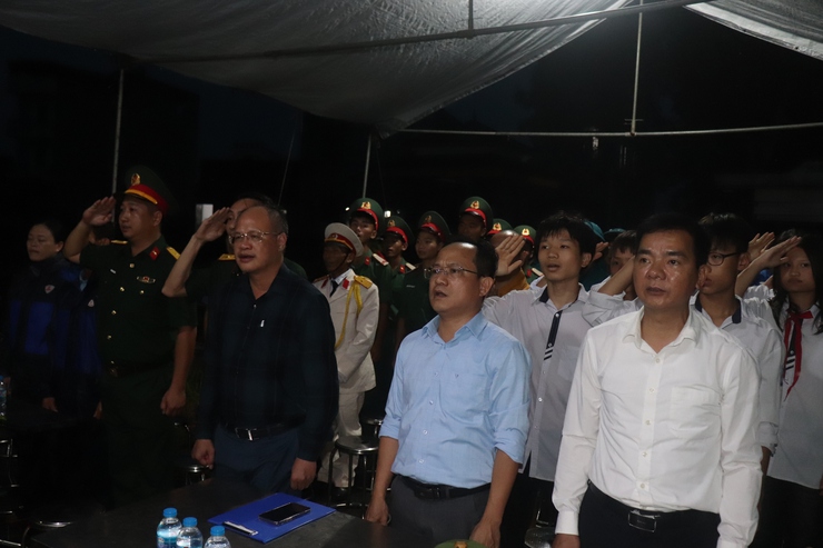 Cơn mưa lớn không ngăn được bước chân người dân thắp nến tri ân các Anh hùng liệt sĩ- Ảnh 1.