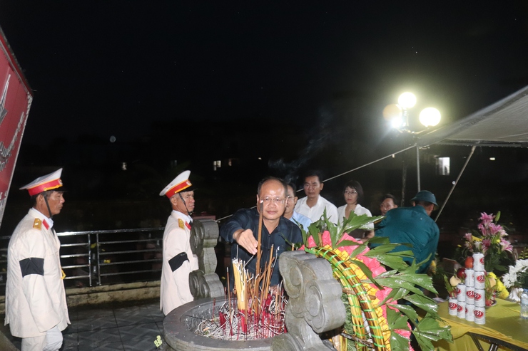 Cơn mưa lớn không ngăn được bước chân người dân thắp nến tri ân các Anh hùng liệt sĩ- Ảnh 2.