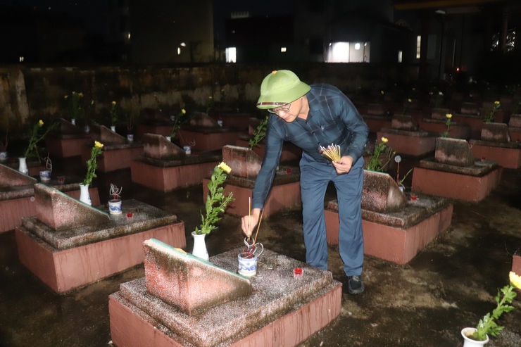 Cơn mưa lớn không ngăn được bước chân người dân thắp nến tri ân các Anh hùng liệt sĩ- Ảnh 4.