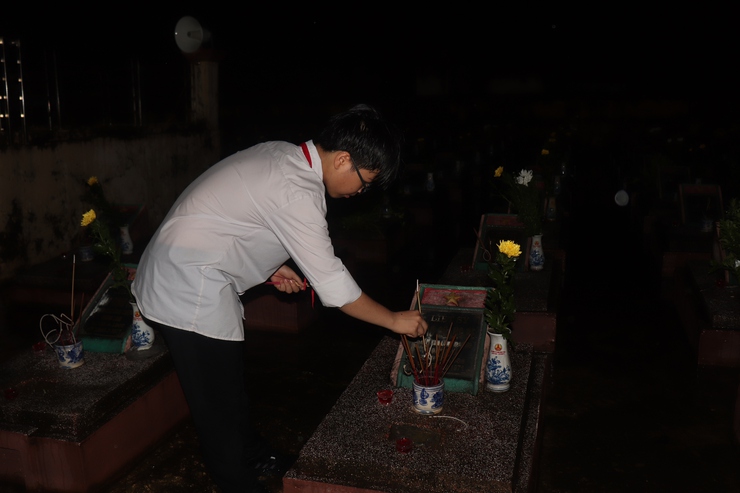 Cơn mưa lớn không ngăn được bước chân người dân thắp nến tri ân các Anh hùng liệt sĩ- Ảnh 6.