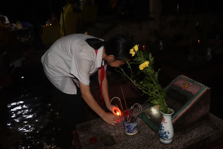 Cơn mưa lớn không ngăn được bước chân người dân thắp nến tri ân các Anh hùng liệt sĩ- Ảnh 7.
