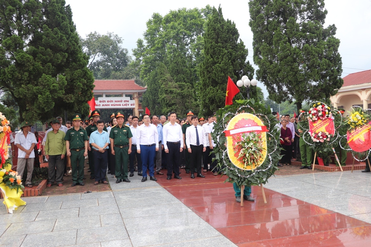 Lễ Dâng hương, thắp nến tri ân nhân kỷ niệm 78 năm Ngày Thương binh - Liệt sĩ (27/7/1947 – 27/7/2025- Ảnh 8.