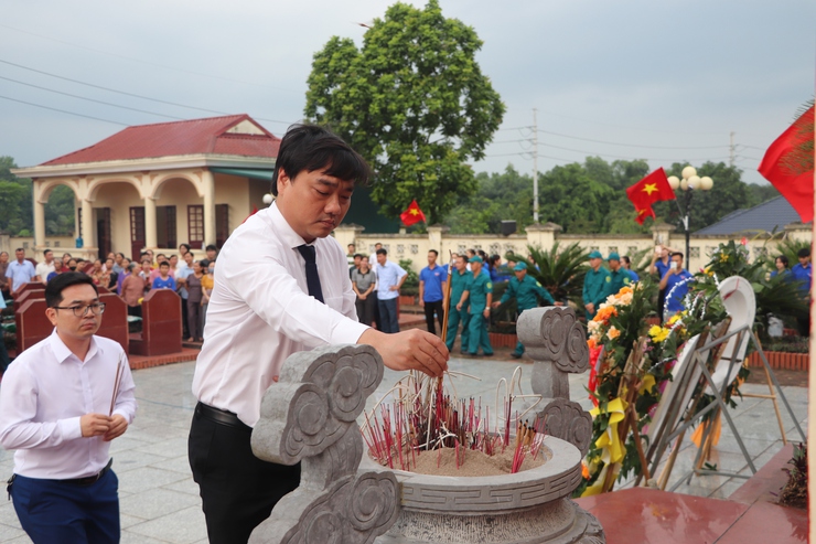 Lễ Dâng hương, thắp nến tri ân nhân kỷ niệm 78 năm Ngày Thương binh - Liệt sĩ (27/7/1947 – 27/7/2025- Ảnh 7.