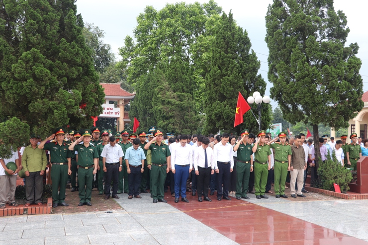 Lễ Dâng hương, thắp nến tri ân nhân kỷ niệm 78 năm Ngày Thương binh - Liệt sĩ (27/7/1947 – 27/7/2025- Ảnh 4.