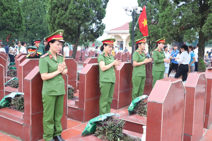 Lễ Dâng hương, thắp nến tri ân nhân kỷ niệm 78 năm Ngày Thương binh - Liệt sĩ (27/7/1947 – 27/7/2025- Ảnh 16.