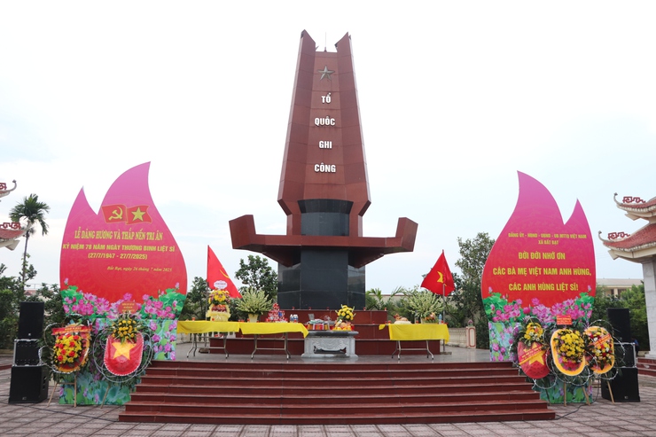 Lễ Dâng hương, thắp nến tri ân nhân kỷ niệm 78 năm Ngày Thương binh - Liệt sĩ (27/7/1947 – 27/7/2025- Ảnh 9.