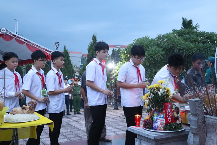 Lễ Dâng hương, thắp nến tri ân nhân kỷ niệm 78 năm Ngày Thương binh - Liệt sĩ (27/7/1947 – 27/7/2025- Ảnh 17.
