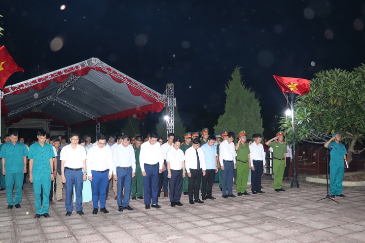 Lễ Dâng hương, thắp nến tri ân nhân kỷ niệm 78 năm Ngày Thương binh - Liệt sĩ (27/7/1947 – 27/7/2025- Ảnh 1.