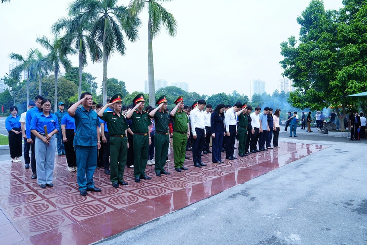 Phát huy truyền thống đạo lý "Uống nước nhớ nguồn", phường Yên Hòa tổ chức dâng hương nhân kỷ niệm 78 năm Ngày Thương binh - Liệt sĩ (27/7/1947-27/7/2025)- Ảnh 2.