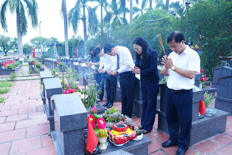 Phát huy truyền thống đạo lý "Uống nước nhớ nguồn", phường Yên Hòa tổ chức dâng hương nhân kỷ niệm 78 năm Ngày Thương binh - Liệt sĩ (27/7/1947-27/7/2025)- Ảnh 3.