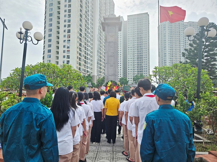 PHƯỜNG HOÀNG MAI TỔ CHỨC TRANG TRỌNG LỄ 
DÂNG HƯƠNG TẠI NGHĨA TRANG LIỆT SĨ
- Ảnh 7.