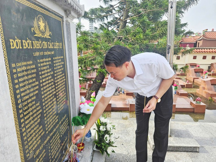 PHƯỜNG HOÀNG MAI TỔ CHỨC TRANG TRỌNG LỄ 
DÂNG HƯƠNG TẠI NGHĨA TRANG LIỆT SĨ
- Ảnh 2.