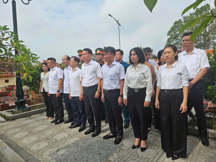 PHƯỜNG HOÀNG MAI TỔ CHỨC TRANG TRỌNG LỄ 
DÂNG HƯƠNG TẠI NGHĨA TRANG LIỆT SĨ
- Ảnh 4.