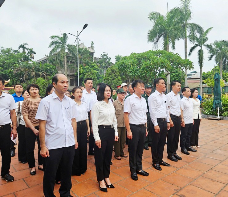 PHƯỜNG HOÀNG MAI TỔ CHỨC TRANG TRỌNG LỄ 
DÂNG HƯƠNG TẠI NGHĨA TRANG LIỆT SĨ
- Ảnh 5.