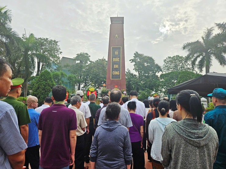 PHƯỜNG HOÀNG MAI TỔ CHỨC TRANG TRỌNG LỄ 
DÂNG HƯƠNG TẠI NGHĨA TRANG LIỆT SĨ
- Ảnh 8.