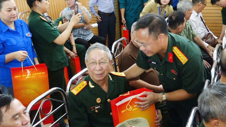 Phường Bồ Đề tổ chức gặp mặt, tặng quà người có công và gia đình chính sách nhân kỷ niệm 78 năm Ngày Thương binh - Liệt sĩ- Ảnh 15.