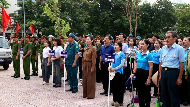Phường Dương Nội ra quân kiểm tra, xử lý vi phạm về trật tự an toàn giao thông, trật tự đô thị, trật tự công cộng và vệ sinh môi trường - Ảnh 3.