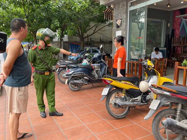 Phường Dương Nội ra quân kiểm tra, xử lý vi phạm về trật tự an toàn giao thông, trật tự đô thị, trật tự công cộng và vệ sinh môi trường - Ảnh 9.