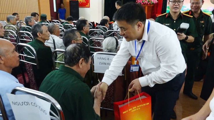 Phường Bồ Đề tổ chức gặp mặt, tặng quà người có công và gia đình chính sách nhân kỷ niệm 78 năm Ngày Thương binh - Liệt sĩ- Ảnh 13.