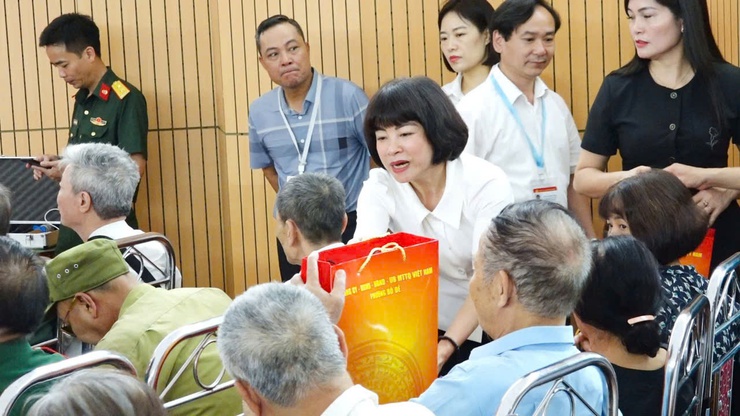 Phường Bồ Đề tổ chức gặp mặt, tặng quà người có công và gia đình chính sách nhân kỷ niệm 78 năm Ngày Thương binh - Liệt sĩ- Ảnh 11.