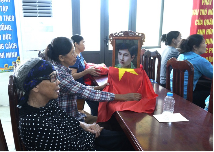 Chương trình tặng quà tri ân gia đình người có công nhân kỷ niệm 78 năm ngày thương binh liệt sĩ- Ảnh 5.