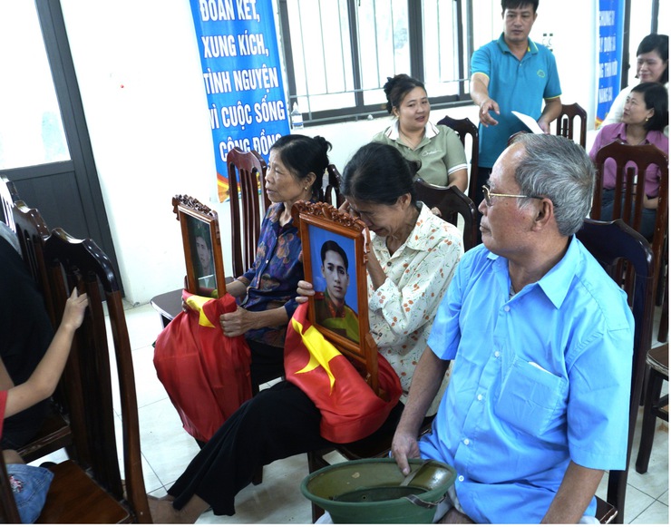 Chương trình tặng quà tri ân gia đình người có công nhân kỷ niệm 78 năm ngày thương binh liệt sĩ- Ảnh 4.