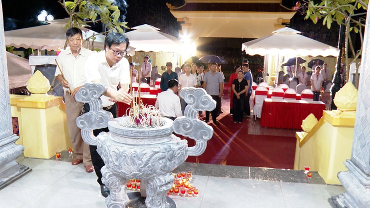 Ứng Hòa tổ chức Lễ thắp nến tri ân nhân kỷ niệm 78 năm ngày Thương binh - Liệt sĩ (27/7/1947-27/7/2025).- Ảnh 7.