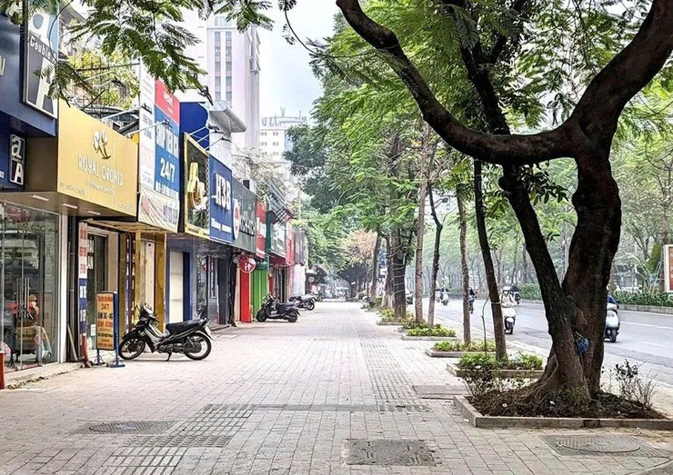 Ngày 26/7, Hà Nội ngày có nắng gián đoạn, có lúc có mưa dông bất chợt.- Ảnh 1.