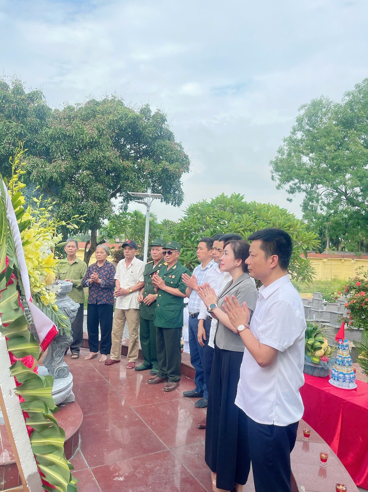 Lãnh đạo Đảng ủy, HĐND, UBND, UB MTTQ xã Hương Sơn tưởng niệm các anh hùng liệt sĩ và kỷ niệm 78 năm ngày thương binh – Liệt sĩ- Ảnh 10.