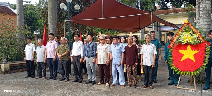 Lãnh đạo Đảng ủy, HĐND, UBND, UB MTTQ xã Hương Sơn tưởng niệm các anh hùng liệt sĩ và kỷ niệm 78 năm ngày thương binh – Liệt sĩ- Ảnh 8.