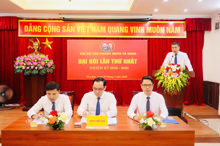 Đại hội chi bộ Văn phòng HĐND và UBND phường Từ Liêm 
nhiệm kỳ 2025-2030 
- Ảnh 4.