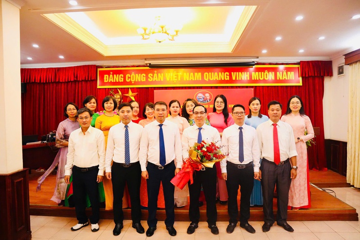 Đại hội chi bộ Văn phòng HĐND và UBND phường Từ Liêm 
nhiệm kỳ 2025-2030 
- Ảnh 6.