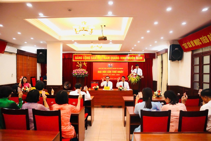 Đại hội chi bộ Văn phòng HĐND và UBND phường Từ Liêm 
nhiệm kỳ 2025-2030 
- Ảnh 3.