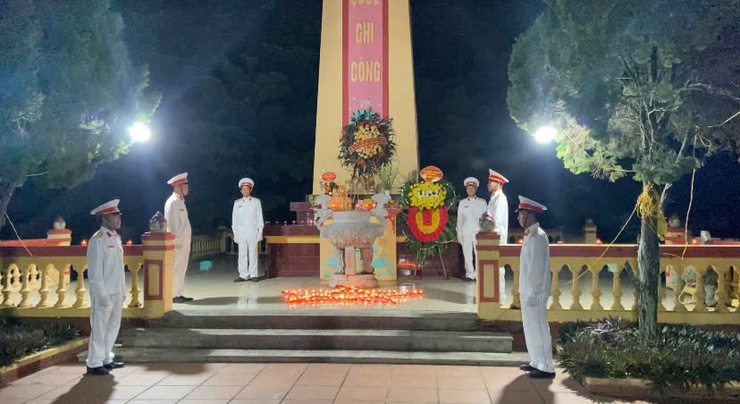 Thắp nến tri ân –Hoạt động thấm đượm nghĩa tình tại xã Phúc Thọ nhân kỷ niệm 78 năm Ngày Thương binh - Liệt sĩ- Ảnh 1.