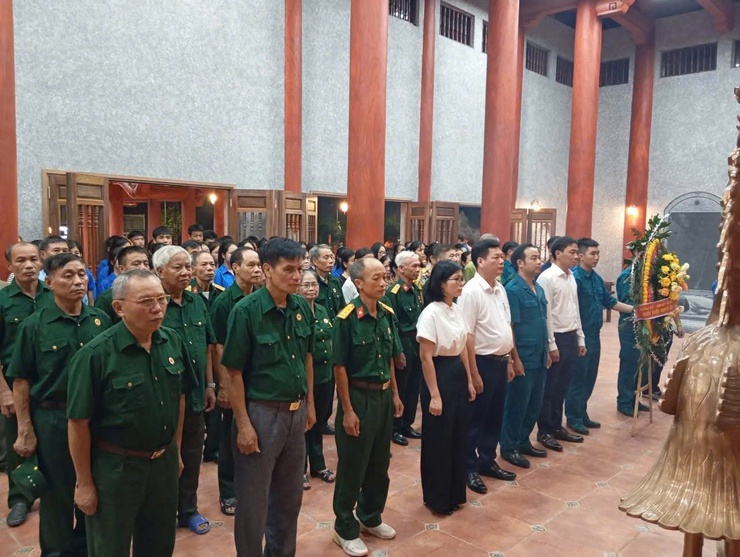 Thắp nến tri ân –Hoạt động thấm đượm nghĩa tình tại xã Phúc Thọ nhân kỷ niệm 78 năm Ngày Thương binh - Liệt sĩ- Ảnh 2.