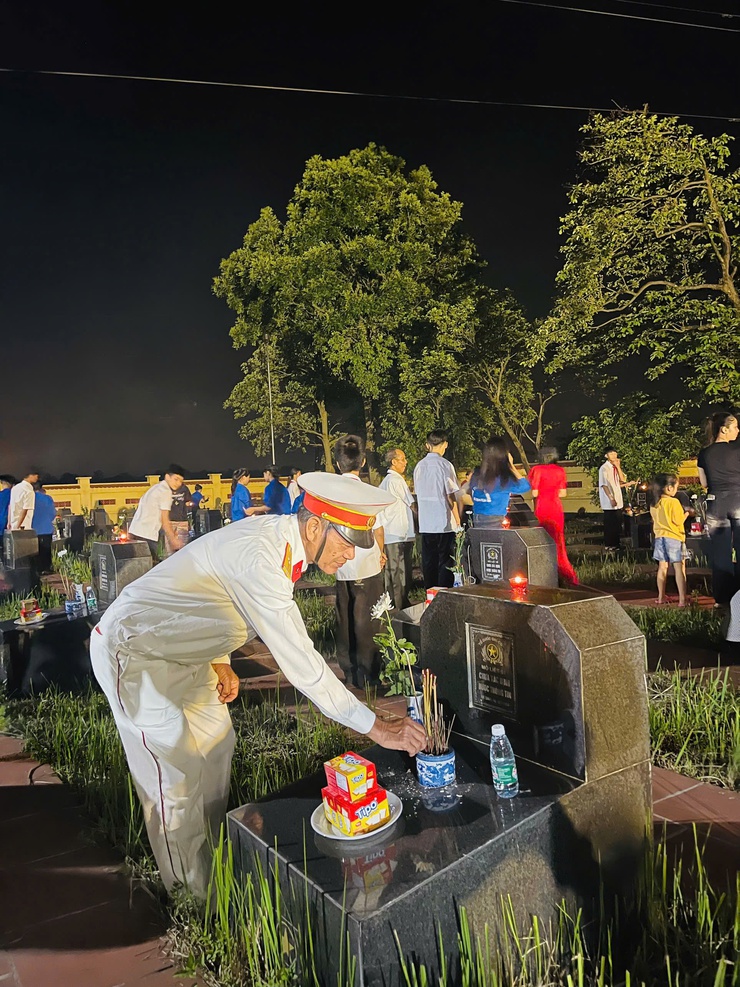 Thắp nến tri ân –Hoạt động thấm đượm nghĩa tình tại xã Phúc Thọ nhân kỷ niệm 78 năm Ngày Thương binh - Liệt sĩ- Ảnh 10.