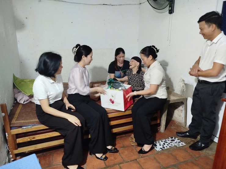 Phúc Thọ: Những hoạt động tri ân đầy ý nghĩa nhân kỷ niệm 78 năm Ngày Thương binh - Liệt sĩ- Ảnh 4.