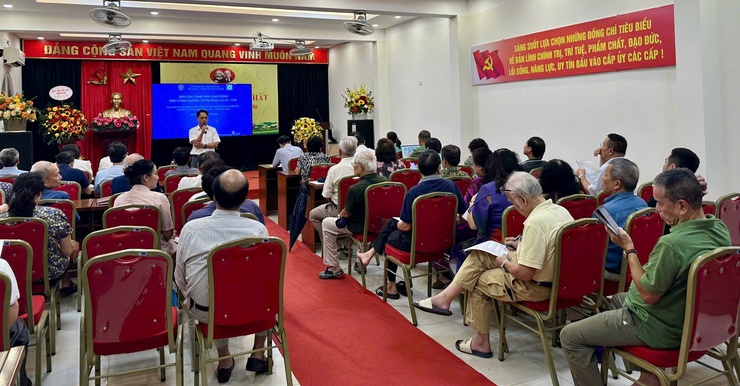 UBND PHƯỜNG CỬA NAM TỔ CHỨC LẤY Ý KIẾN CÁC CƠ QUAN, TỔ CHỨC, CÁ NHÂN VÀ CỘNG ĐỒNG DÂN CƯ VỀ PHƯƠNG ÁN TUYẾN, VỊ TRÍ CÔNG TRÌNH XÂY DỰNG THEO TUYẾN TỶ LỆ 1/500 ĐOẠN TỪ GA C8 ĐẾN GA C10 TUYẾN ĐƯỜNG SẮT ĐÔ THỊ SỐ 2.1- Ảnh 9.
