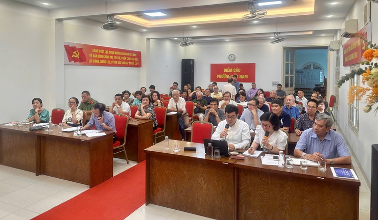 UBND PHƯỜNG CỬA NAM TỔ CHỨC LẤY Ý KIẾN CÁC CƠ QUAN, TỔ CHỨC, CÁ NHÂN VÀ CỘNG ĐỒNG DÂN CƯ VỀ PHƯƠNG ÁN TUYẾN, VỊ TRÍ CÔNG TRÌNH XÂY DỰNG THEO TUYẾN TỶ LỆ 1/500 ĐOẠN TỪ GA C8 ĐẾN GA C10 TUYẾN ĐƯỜNG SẮT ĐÔ THỊ SỐ 2.1- Ảnh 4.
