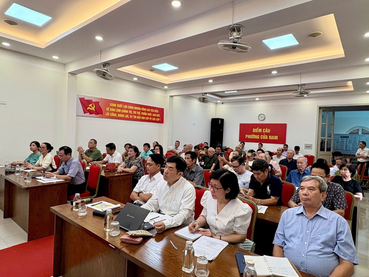 UBND PHƯỜNG CỬA NAM TỔ CHỨC LẤY Ý KIẾN CÁC CƠ QUAN, TỔ CHỨC, CÁ NHÂN VÀ CỘNG ĐỒNG DÂN CƯ VỀ PHƯƠNG ÁN TUYẾN, VỊ TRÍ CÔNG TRÌNH XÂY DỰNG THEO TUYẾN TỶ LỆ 1/500 ĐOẠN TỪ GA C8 ĐẾN GA C10 TUYẾN ĐƯỜNG SẮT ĐÔ THỊ SỐ 2.1- Ảnh 14.