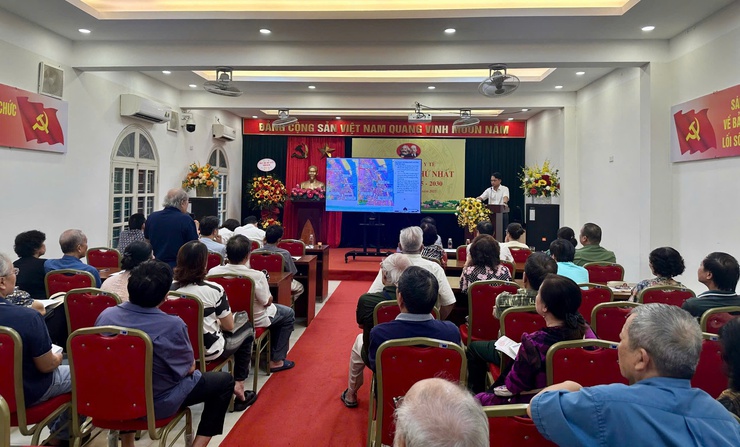 UBND PHƯỜNG CỬA NAM TỔ CHỨC LẤY Ý KIẾN CÁC CƠ QUAN, TỔ CHỨC, CÁ NHÂN VÀ CỘNG ĐỒNG DÂN CƯ VỀ PHƯƠNG ÁN TUYẾN, VỊ TRÍ CÔNG TRÌNH XÂY DỰNG THEO TUYẾN TỶ LỆ 1/500 ĐOẠN TỪ GA C8 ĐẾN GA C10 TUYẾN ĐƯỜNG SẮT ĐÔ THỊ SỐ 2.1- Ảnh 1.