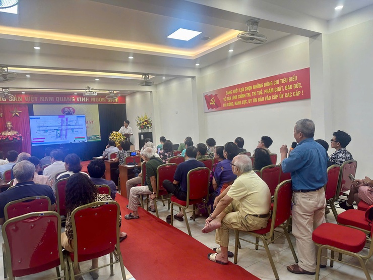 UBND PHƯỜNG CỬA NAM TỔ CHỨC LẤY Ý KIẾN CÁC CƠ QUAN, TỔ CHỨC, CÁ NHÂN VÀ CỘNG ĐỒNG DÂN CƯ VỀ PHƯƠNG ÁN TUYẾN, VỊ TRÍ CÔNG TRÌNH XÂY DỰNG THEO TUYẾN TỶ LỆ 1/500 ĐOẠN TỪ GA C8 ĐẾN GA C10 TUYẾN ĐƯỜNG SẮT ĐÔ THỊ SỐ 2.1- Ảnh 7.