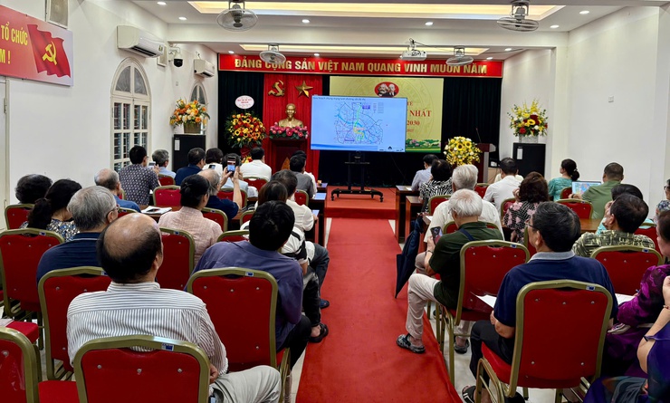 UBND PHƯỜNG CỬA NAM TỔ CHỨC LẤY Ý KIẾN CÁC CƠ QUAN, TỔ CHỨC, CÁ NHÂN VÀ CỘNG ĐỒNG DÂN CƯ VỀ PHƯƠNG ÁN TUYẾN, VỊ TRÍ CÔNG TRÌNH XÂY DỰNG THEO TUYẾN TỶ LỆ 1/500 ĐOẠN TỪ GA C8 ĐẾN GA C10 TUYẾN ĐƯỜNG SẮT ĐÔ THỊ SỐ 2.1- Ảnh 15.